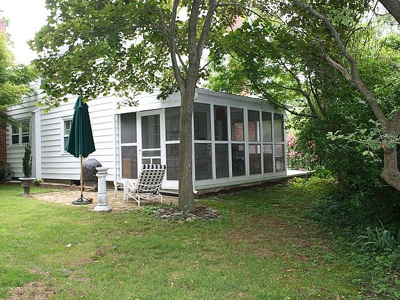 Breezy screened porch to enjoy a morning cup of coffee