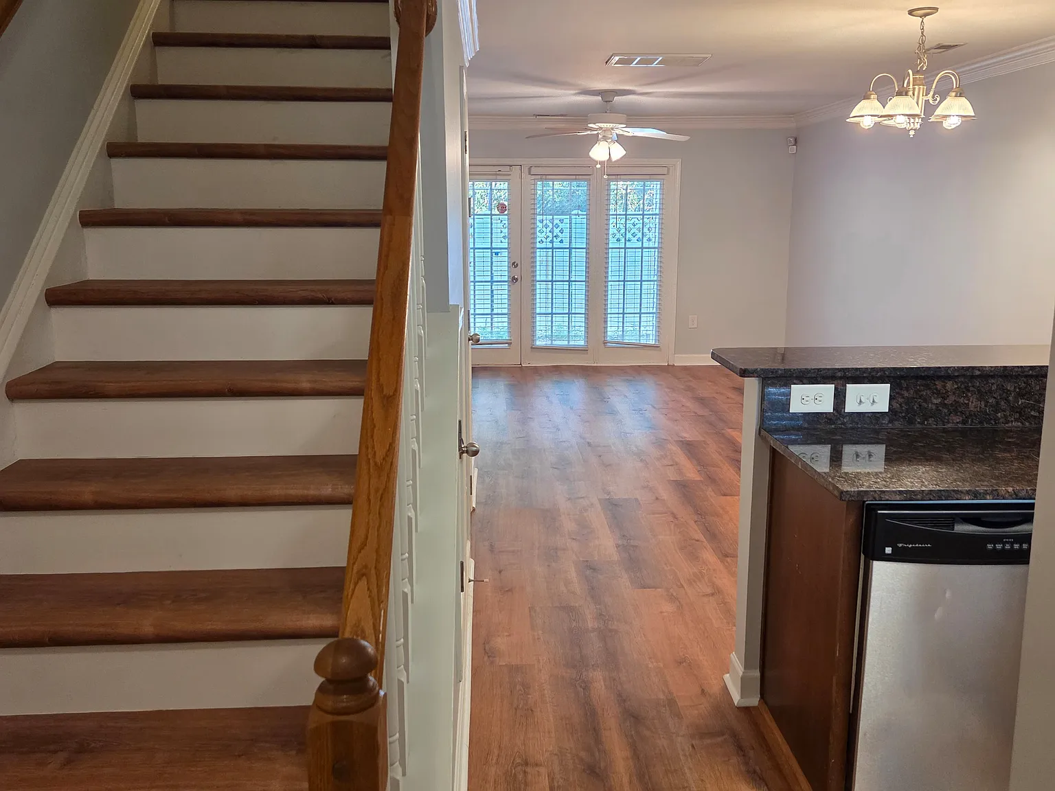 1215 Green Oaks Ln — Photo 2