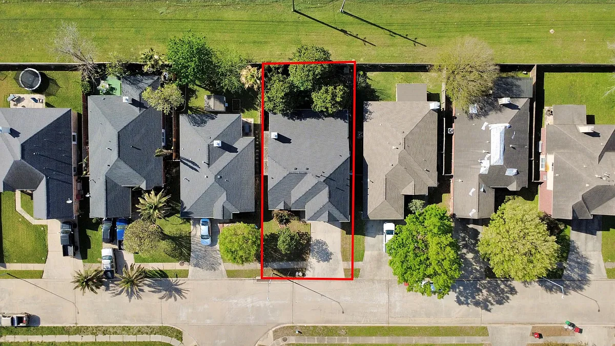 Building Photo - 18315 Brenwood Manor Dr