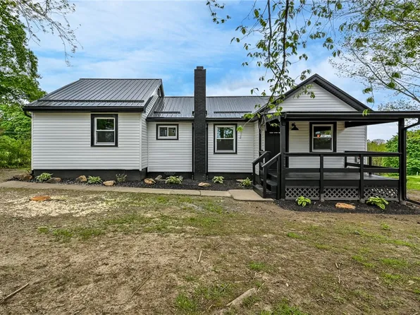 1295 Lark Dr, Ellwood City, PA 16117