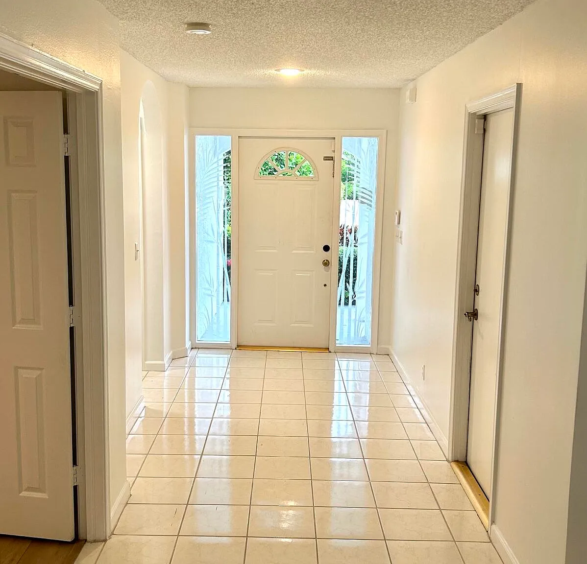 3 bed, 2.0 bath, 1682 sqft, $3,995 — Photo 2