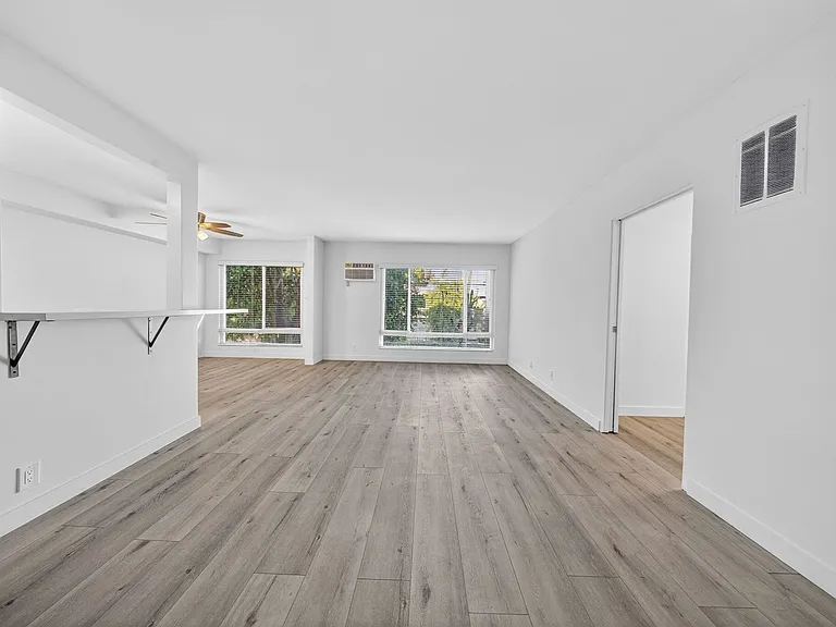 1815 N. Harvard Blvd — Photo 43