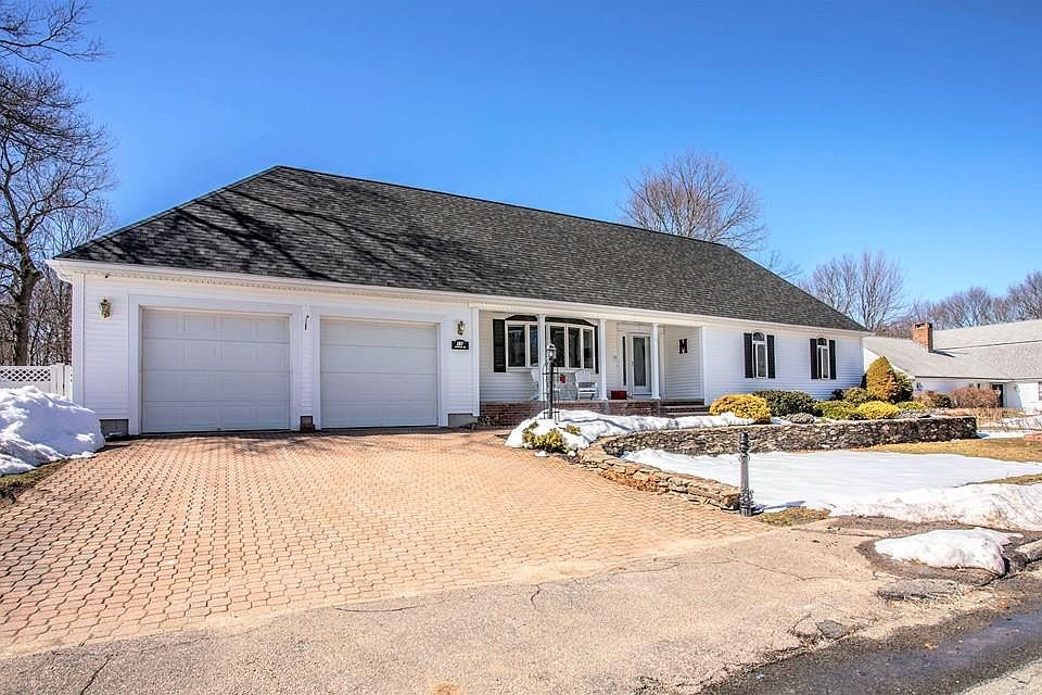 1st image of 15 Tiffany Dr