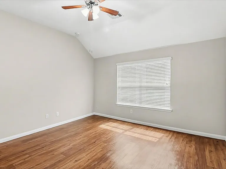 3931 Hawthorne Glen Ct — Photo 9