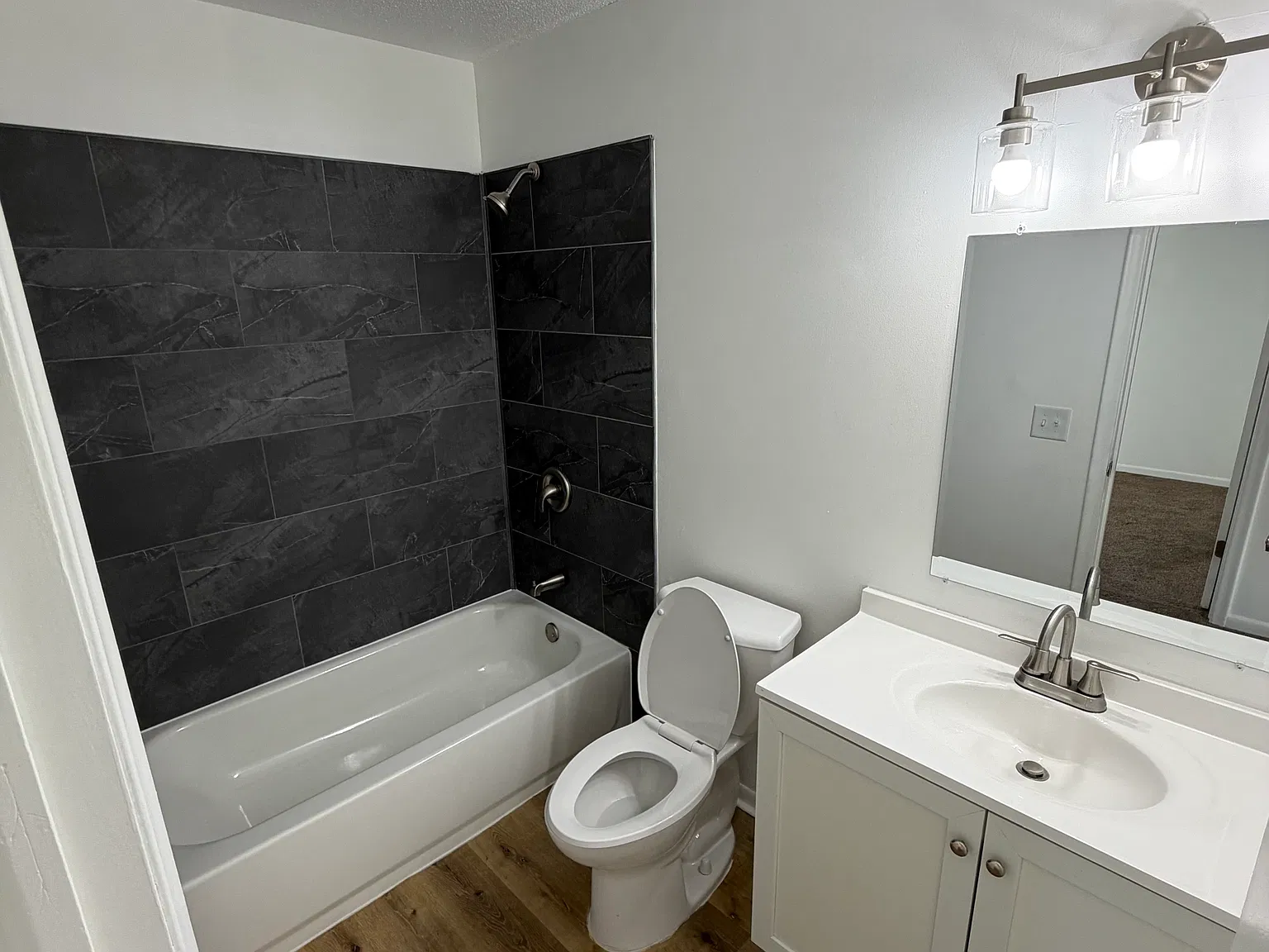 5 bed, 2010 sqft, $2,400 — Photo 3