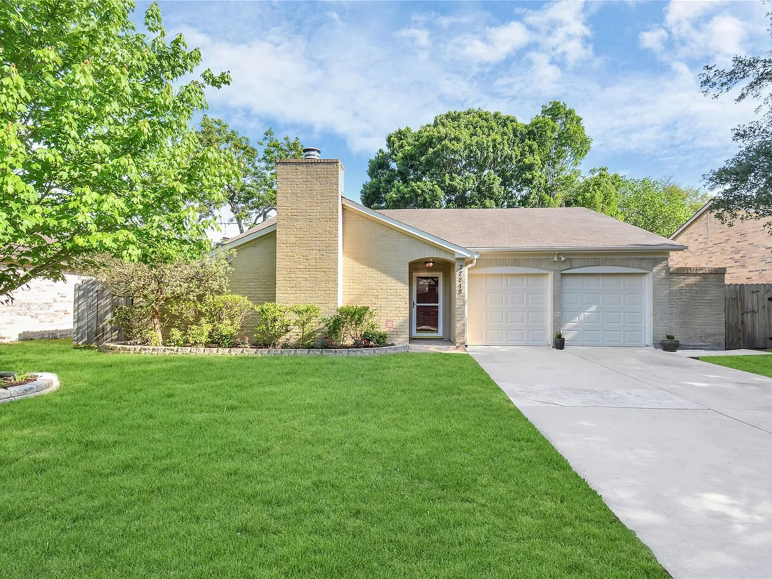 4 bed, 2.0 bath, 1916 sqft, $2,150 — Photo 1