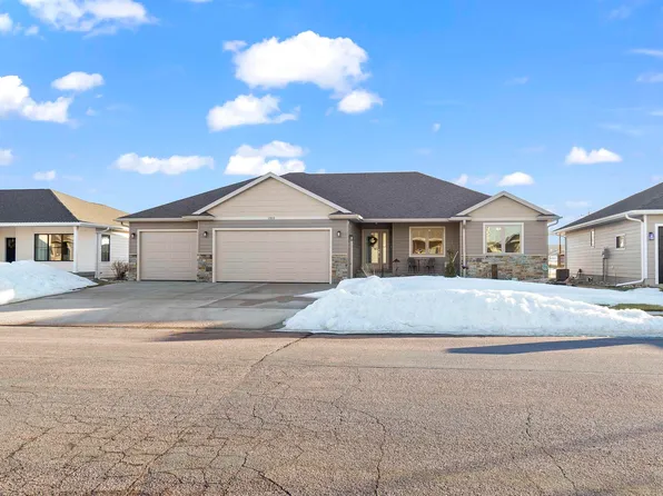 1303 W 27th St, Yankton, SD 57078