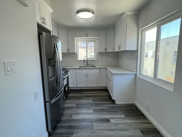 1030 E 2nd St #12 — Photo 13