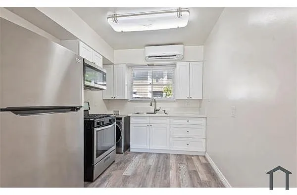 Building Photo - 2437 Centinela Ave #2