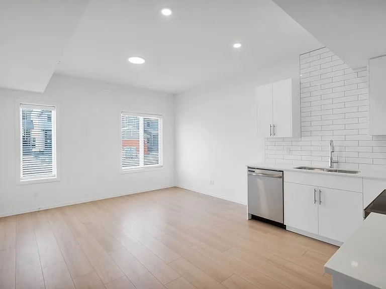 5241 21a Ave SW — Photo 7