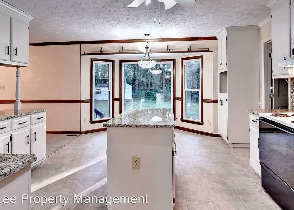 1st image of 303 Lakeland Cres