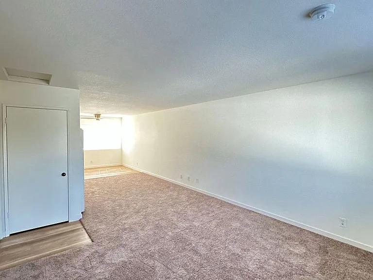 530 W 6th St — Photo 2