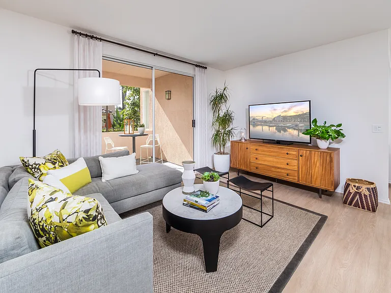 Las Flores Apartment Homes — Photo 30