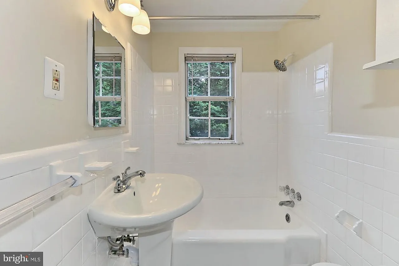3 bed, 864 sqft, $950 — Photo 1
