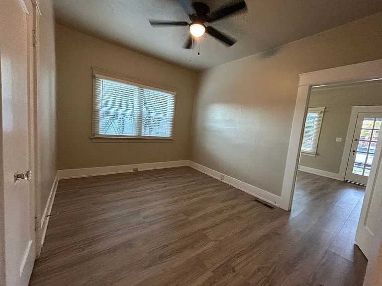504 E Walnut St — Photo 9