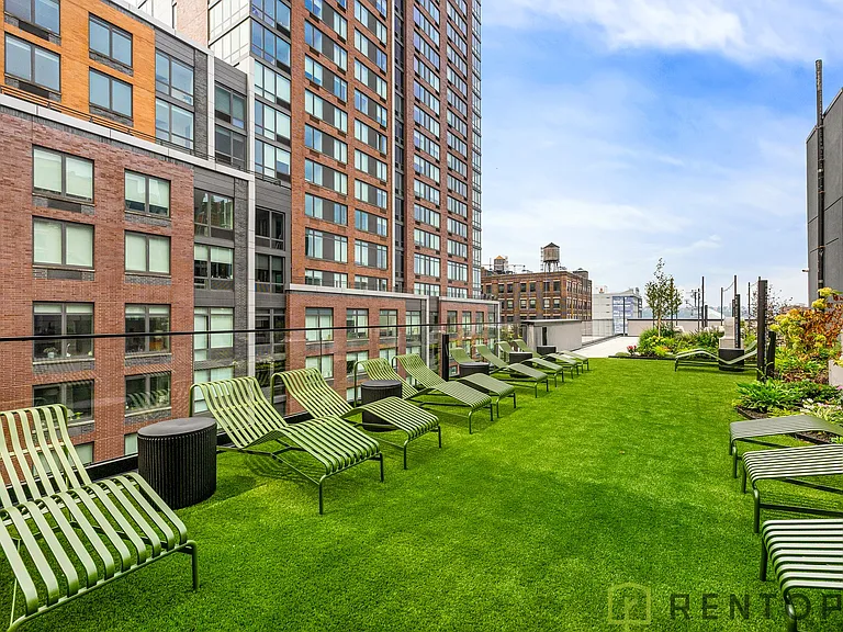 555 W 45th St #701D — Photo 24