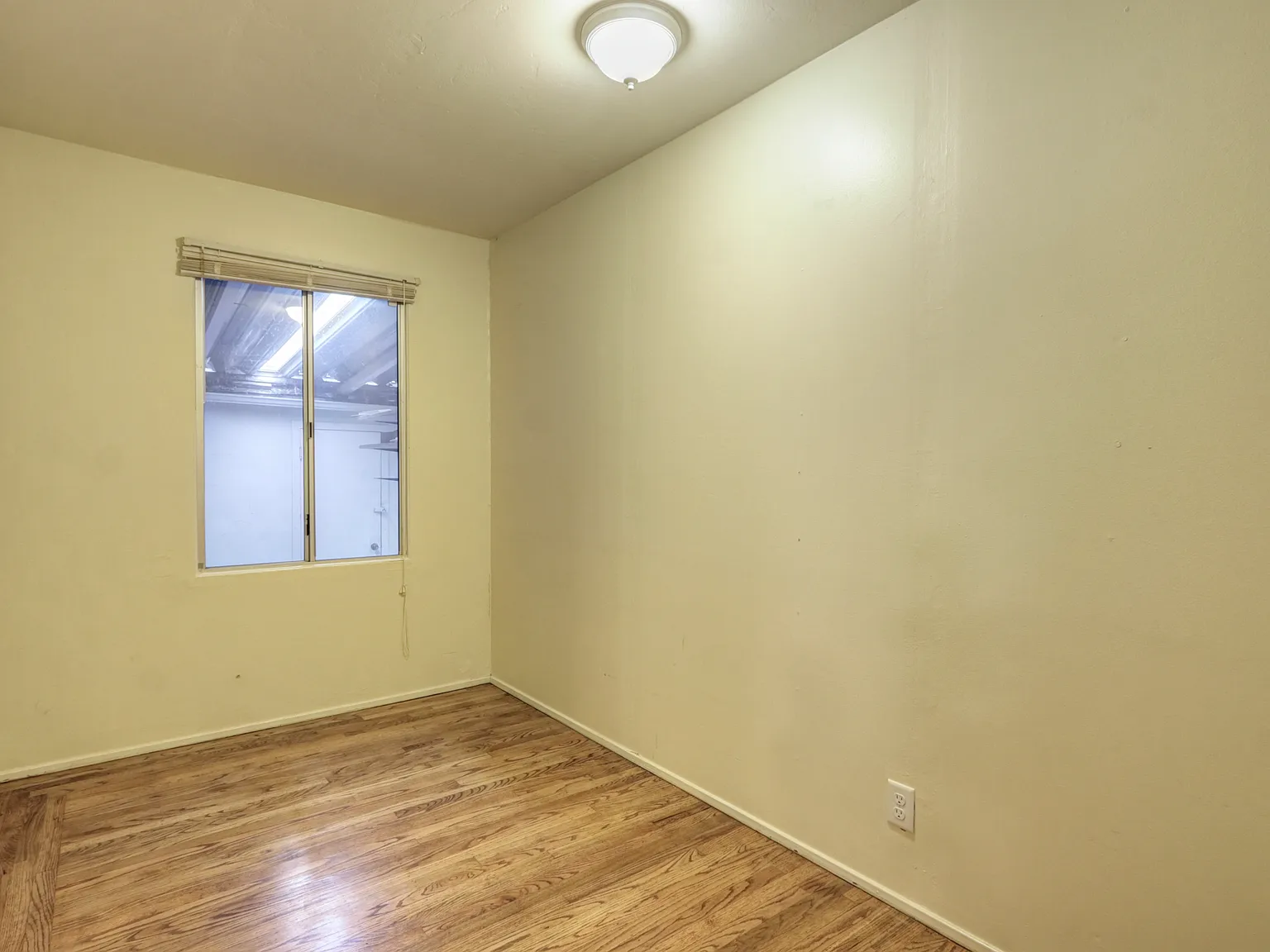 3 bed, 1.5 bath, 1100 sqft, $2,385 — Photo 2
