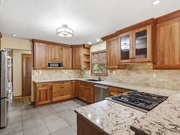 5th image of 805 SE 95th Ave