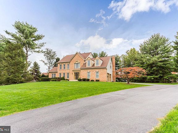 2nd image of 6 Applewood Ct