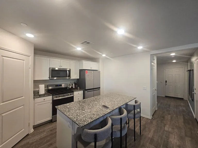 1231 Memorial Ave — Photo 9