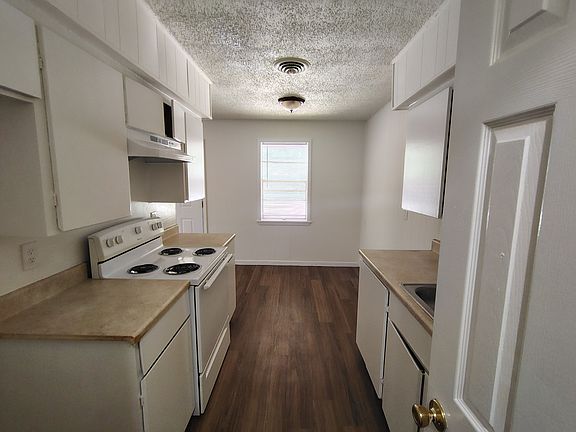 KITCHEN & DINING AREA