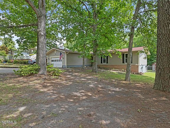 3rd image of 106 Shadow Brook Drive