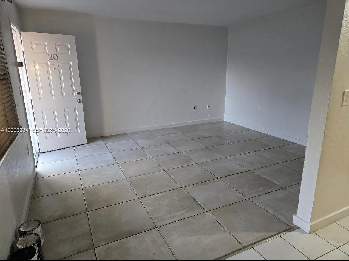 Ludlam Gardens Condo — Photo 3