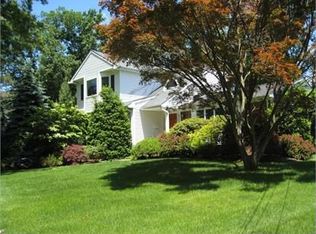 16 Canterbury Rd, Livingston, NJ 07039