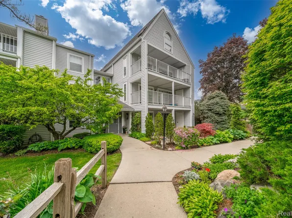 3553 Port Cove Dr APT 39, Waterford, MI 48328