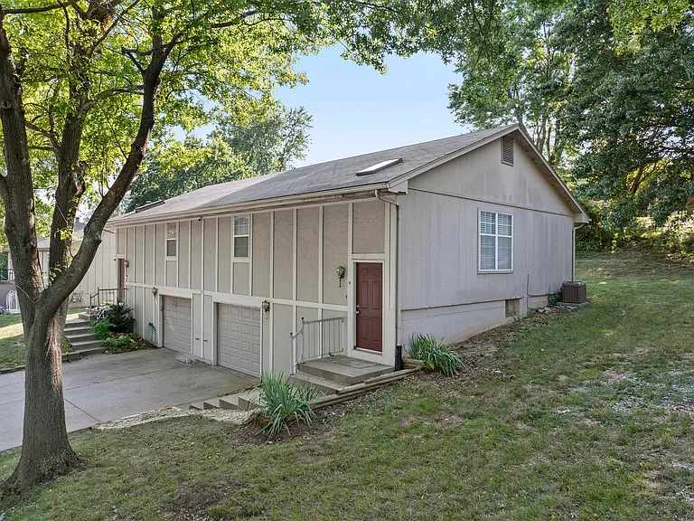 732 NE Barnes Dr #B — Photo 2