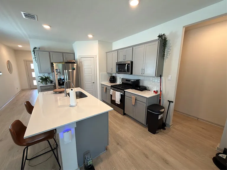 119 Gillingham St — Photo 4