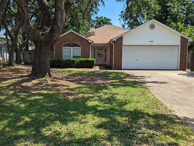 832 Fairview Dr — Photo 1