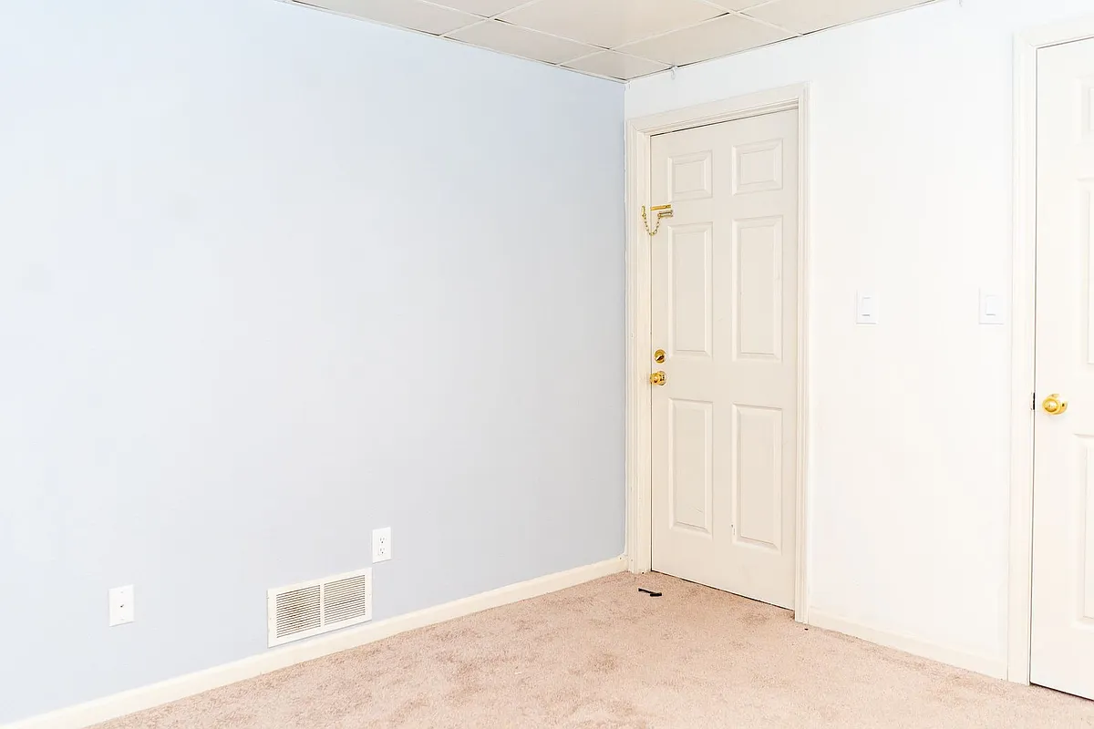 Building Photo - 210 Hitt St