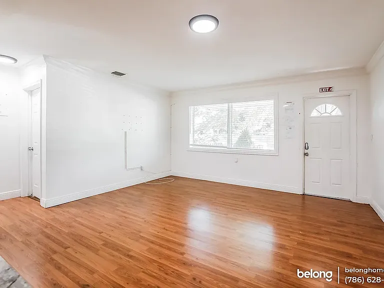 5631 Polk St — Photo 10
