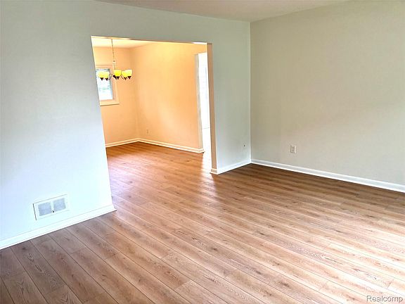 2nd image of 37711 Carson St