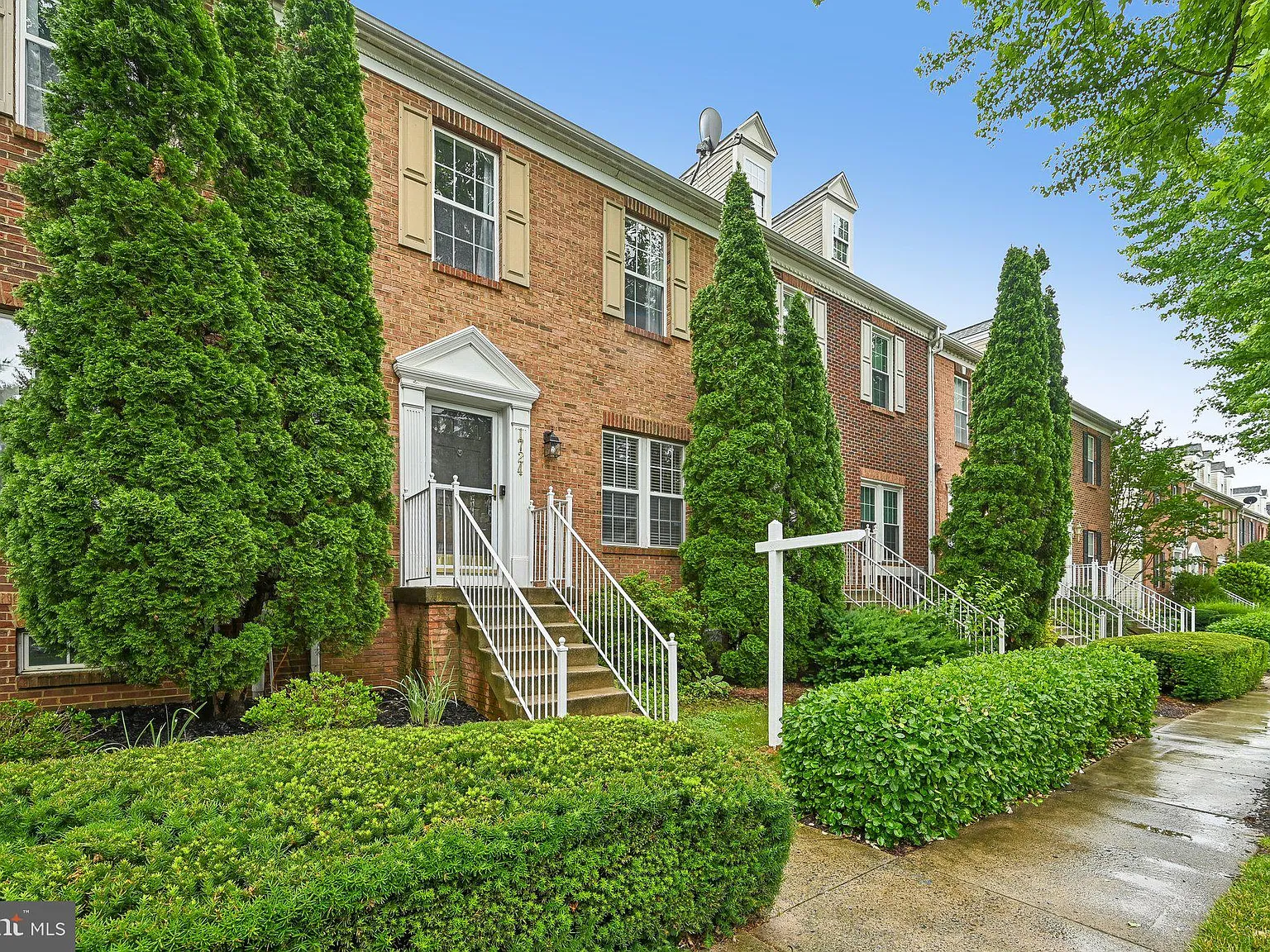 3 bed, 4.0 bath, 2168 sqft, $2,400 — Photo 3