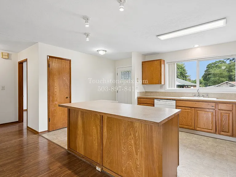 18016 NE Davis St — Photo 7