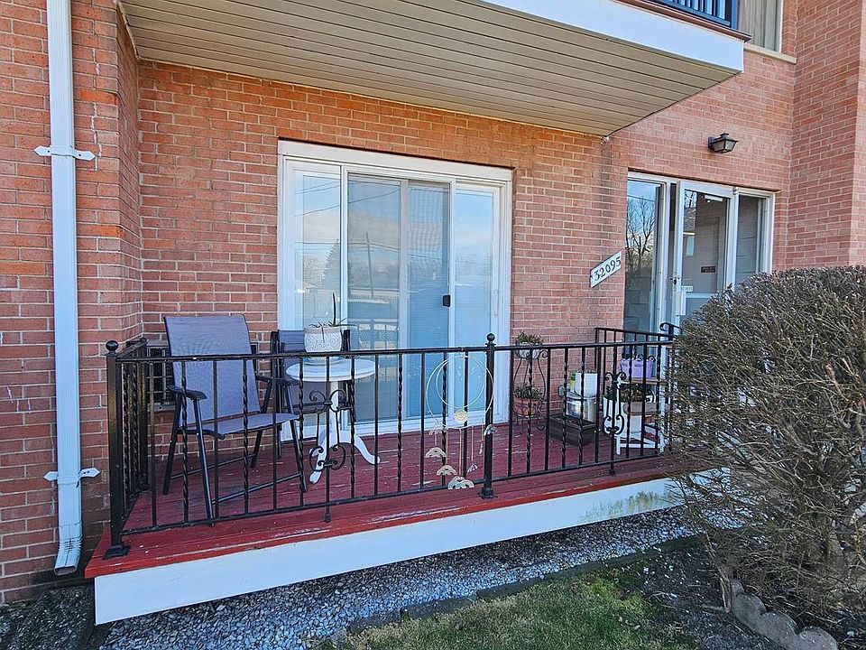 1st image of 32095 Beaconsfield St #10