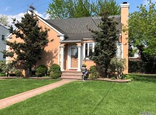 358 Oak Dr, Hewlett, NY 11557