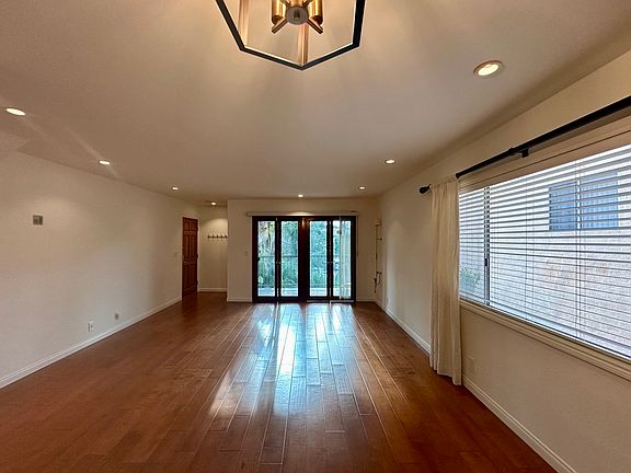 4th image of 907 12th St APT 4