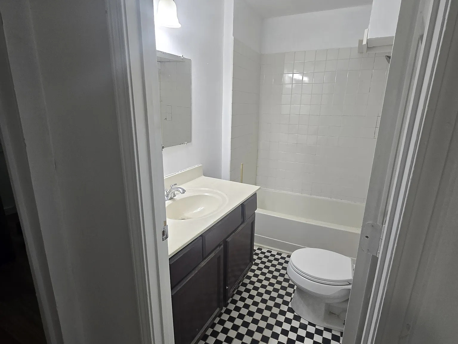 2 bed, 850 sqft, $1,600 — Photo 1
