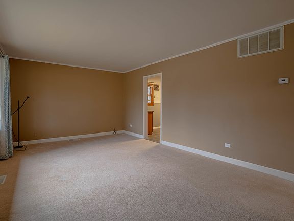 5th image of 302 Waldmann Dr