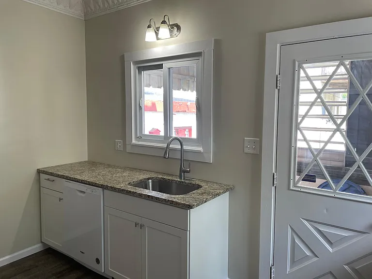 624 Edmond St — Photo 3