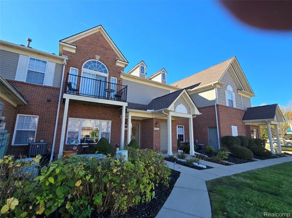 20024 Hidden Oaks Dr, Brownstown, MI 48183