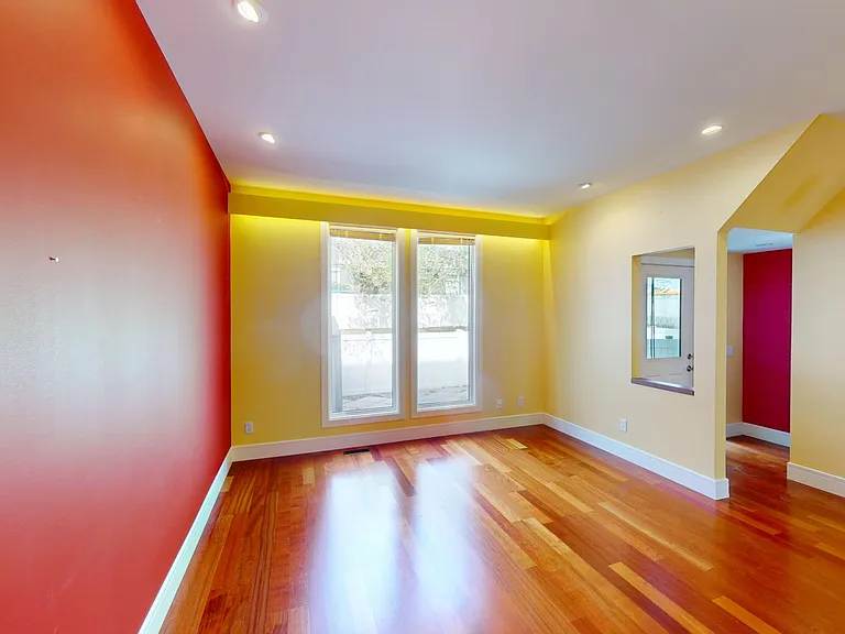 502 Silvercreek Close NW — Photo 4