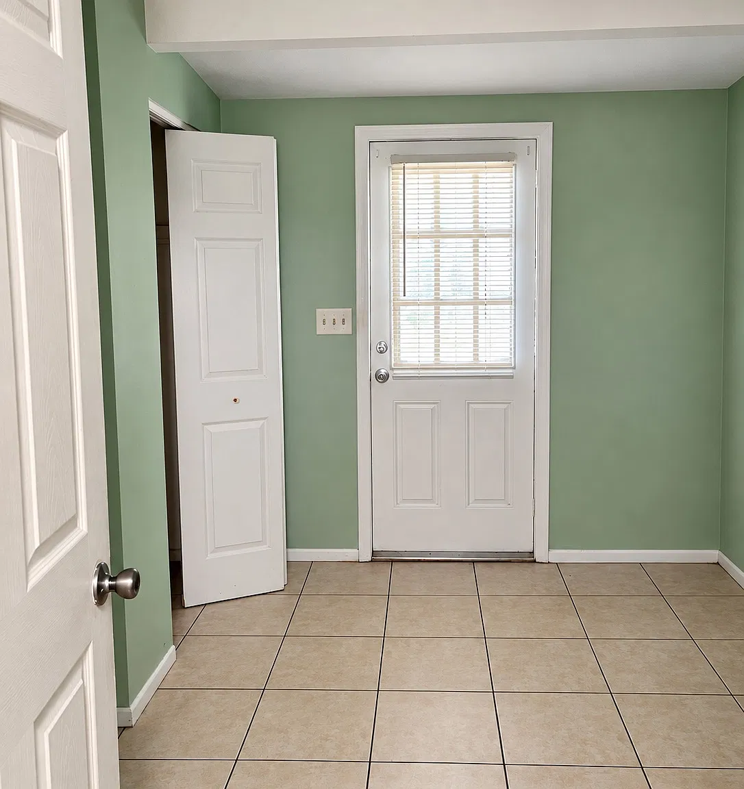 3 bed, 1.5 bath, 1450 sqft, $2,000 — Photo 3