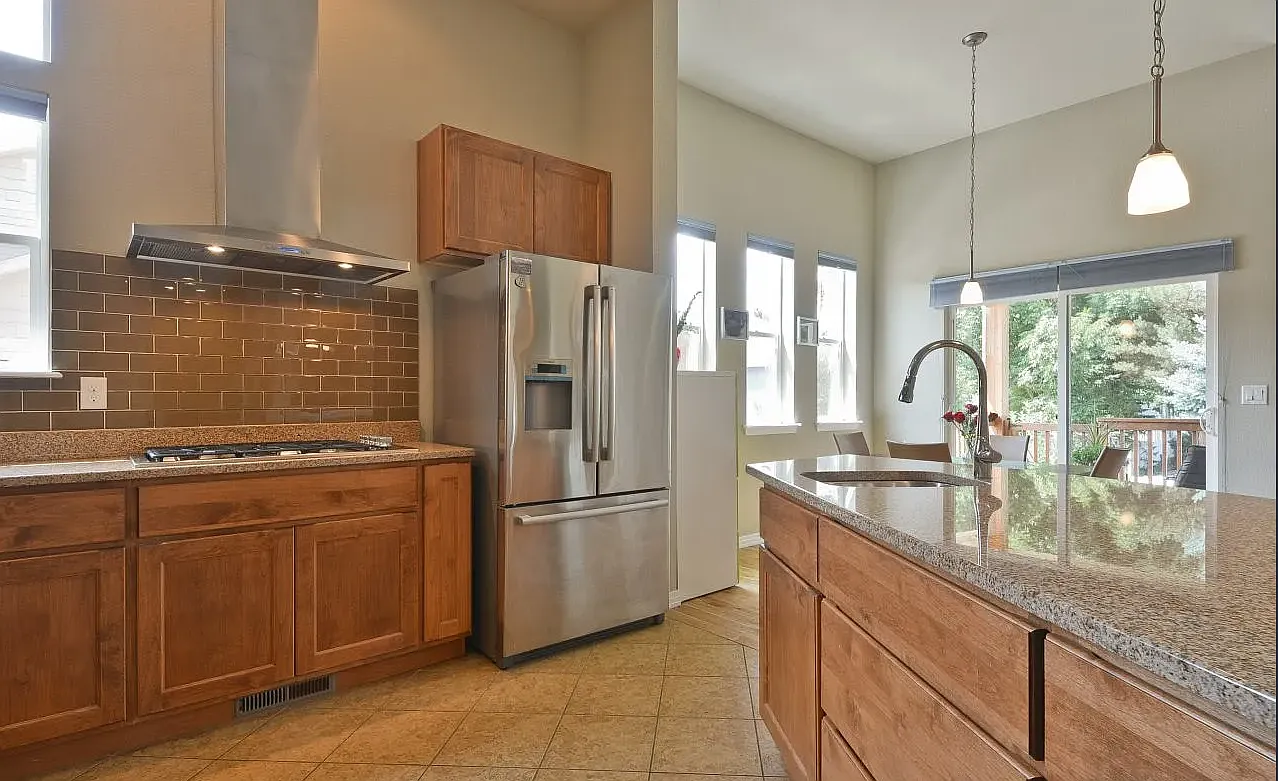 3 bed, 3.5 bath, 3000 sqft, $3,400 — Photo 4