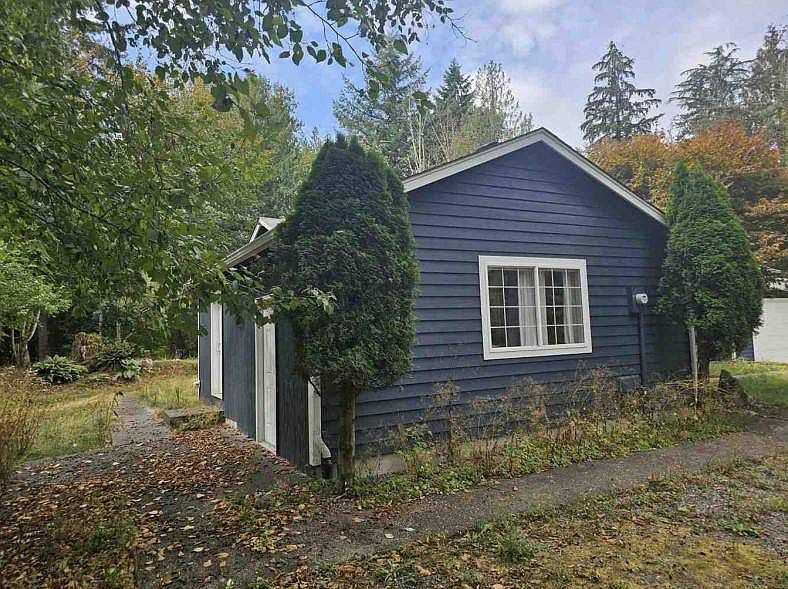 2nd image of 710 204th Ave E