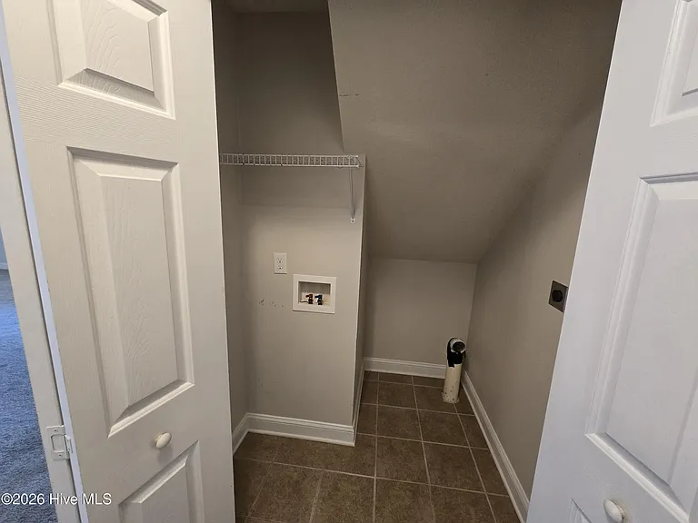 305 Cabin Cir — Photo 8