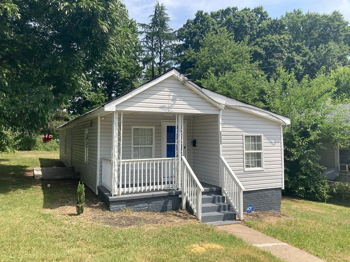 3 bed, 2.0 bath, 902 sqft, $1,499 — Photo 2